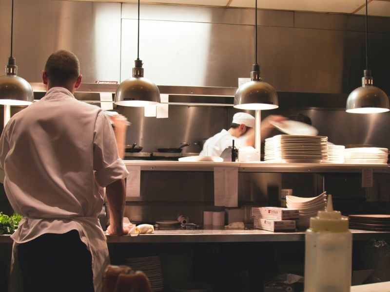 Como reduzir os custos de alimentação em seu restaurante